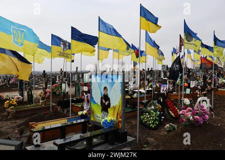 Vista delle tombe dei soldati caduti delle forze armate ucraine nel cimitero di Zaporizhzhia. In due anni di guerra in Ucraina dall'invasione russa del 24 febbraio 2022, decine di migliaia di soldati e civili hanno perso la vita. Il numero esatto di vittime è impossibile da stabilire, con entrambe le parti che forniscono poche informazioni sulle loro perdite, per evitare di minare il morale tra le truppe e il pubblico più ampio. Mentre l'invasione su vasta scala della Russia si aggira verso il traguardo dei due anni e apparentemente senza fine a breve. Foto Stock