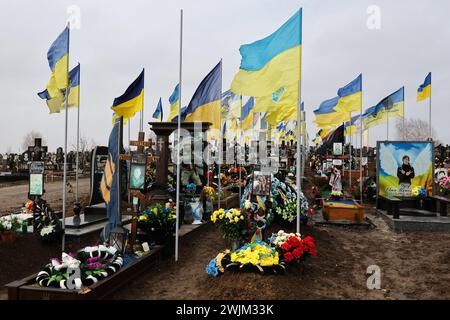 Vista delle tombe dei soldati caduti delle forze armate ucraine nel cimitero di Zaporizhzhia. In due anni di guerra in Ucraina dall'invasione russa del 24 febbraio 2022, decine di migliaia di soldati e civili hanno perso la vita. Il numero esatto di vittime è impossibile da stabilire, con entrambe le parti che forniscono poche informazioni sulle loro perdite, per evitare di minare il morale tra le truppe e il pubblico più ampio. Mentre l'invasione su vasta scala della Russia si aggira verso il traguardo dei due anni e apparentemente senza fine a breve. (Foto di Andriy Andriyenko/SOPA Images/Sipa USA) Foto Stock