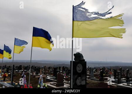 Vista delle tombe dei soldati caduti delle forze armate ucraine nel cimitero di Zaporizhzhia. In due anni di guerra in Ucraina dall'invasione russa del 24 febbraio 2022, decine di migliaia di soldati e civili hanno perso la vita. Il numero esatto di vittime è impossibile da stabilire, con entrambe le parti che forniscono poche informazioni sulle loro perdite, per evitare di minare il morale tra le truppe e il pubblico più ampio. Mentre l'invasione su vasta scala della Russia si aggira verso il traguardo dei due anni e apparentemente senza fine a breve. (Foto di Andriy Andriyenko/SOPA Images/Sipa USA) Foto Stock