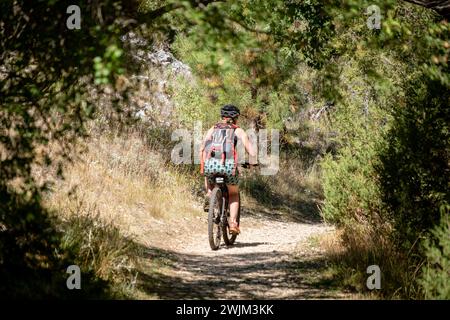 Clclista en el sendero, Parque Natural del Cañón del Río Lobos, Soria, Comunità autonoma di Castiglia, Spagna, Europa Foto Stock