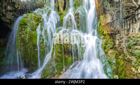 Sentiero Paseo del Molinar, cascata del fiume Molinar, Tobera, Parco naturale Montes Obarenes-San Zadornil, Las Merindades, Burgos, Castilla y León, Spagna, UE Foto Stock