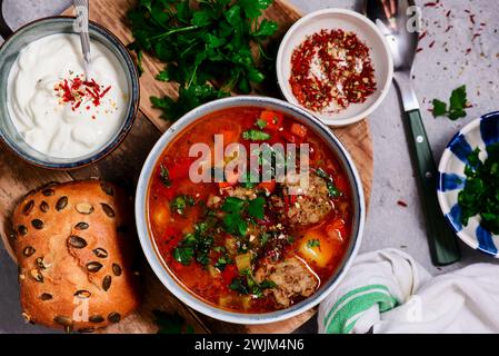 Polpette rumene zuppa acida Ciorba de perisoare. Stile top hugge.selective Foto Stock