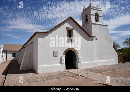 Iglesia San Pedro, una chiesa storica all'interno di un complesso murato, con costruzione in mattoni e soffitto in legno. San Pedro de Atacama, Cile. Foto Stock