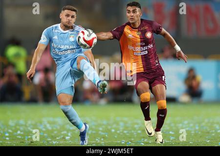 Lima, Perù. 16 febbraio 2024. Nicolas Pasquini dello Sporting Cristal e Carlos Lopez dei Los Chankas durante il Torneo apertura Liga 1 Apuesta Total 2024, data 4, tra lo Sporting Cristal e il Chankas CYC giocato all'Estadio Nacional de Peru il 15 febbraio 2024 a Lima, Perù. (Foto di Miguel Marrufo/PRESSINPHOTO) credito: PRESSINPHOTO SPORTS AGENCY/Alamy Live News Foto Stock