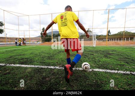 salvador, bahia, brasile - 10 dicembre 2023: I giovani giocano a calcio su un campo con erba sintetica nella città di Salvador. Foto Stock