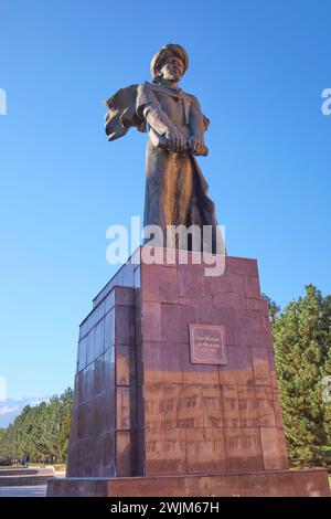 Una grande statua del grande filosofo. Al-Farabi Kazakh National University di Almaty, Kazakistan. Foto Stock