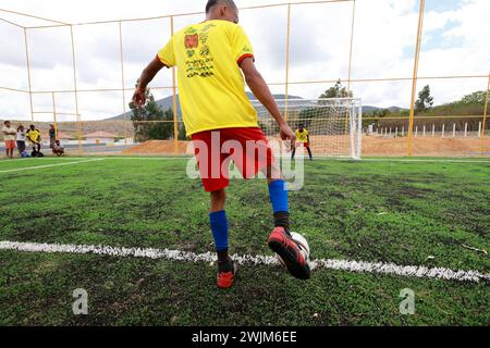 Giovane che gioca a calcio a salvador, bahia, brasile - 10 dicembre 2023: I giovani giocano a calcio su un campo con erba sintetica nella città di Salvador. SALVADOR BAHIA BRASILE Copyright: XJoaxSouzax 101223JOA0553 Foto Stock