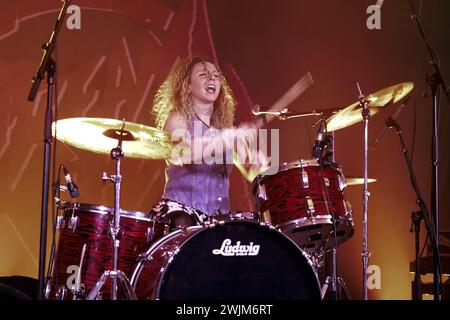 Lucy Katz, batterista dei Dream Nails, si esibisce dal vivo in concerto. Foto Stock