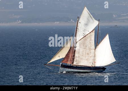 Vecchia sartoria nella baia di Douarnenez, Finistère, Bretagna Foto Stock