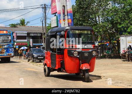 Dikwella, Sri Lanka - 23.02.2023 tuk rosso pubblico. Trasporto locale in Sri Lanka. I mini taxi tuk tuk sono il tipo di trasporto pubblico più diffuso a Sri Lank Foto Stock