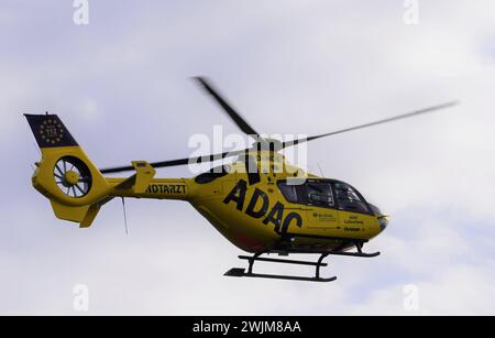 ADAC Luftrettung in Germania gestisce una flotta di elicotteri EC135, noti per la loro affidabilità e versatilità nei servizi medici di emergenza. Foto Stock