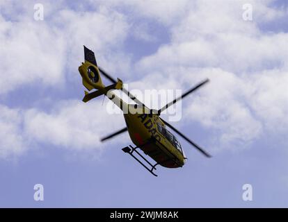 ADAC Luftrettung in Germania gestisce una flotta di elicotteri EC135, noti per la loro affidabilità e versatilità nei servizi medici di emergenza. Foto Stock