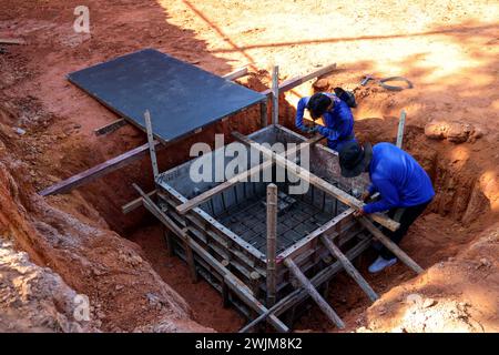 Sede di fondazione di una nuova casa, edificio, dettagli e rinforzi con barre di acciaio e vergella, preparazione per il travaso di cemento. Concetto di costruzione Foto Stock