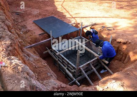 Sede di fondazione di una nuova casa, edificio, dettagli e rinforzi con barre di acciaio e vergella, preparazione per il travaso di cemento. Concetto di costruzione Foto Stock