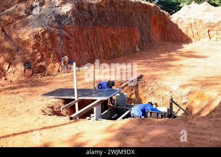 Sede di fondazione di una nuova casa, edificio, dettagli e rinforzi con barre di acciaio e vergella, preparazione per il travaso di cemento. Concetto di costruzione Foto Stock