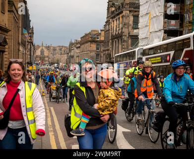 Centinaia di ciclisti e persone in bicicletta pedalano per le strade di Edimburgo fino al Parlamento per protestare e dimostrare per le strade più sicure di An Foto Stock