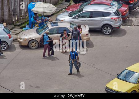 Gente per strada in un'Africa Foto Stock