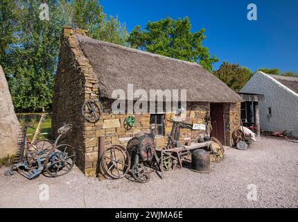Irlanda, contea di Kerry, penisola di Iveragh, Ring of Kerry, Glenbeigh, Kerry Bog Village Museum, la fucina di Jack Bell o'Sullivan. Foto Stock
