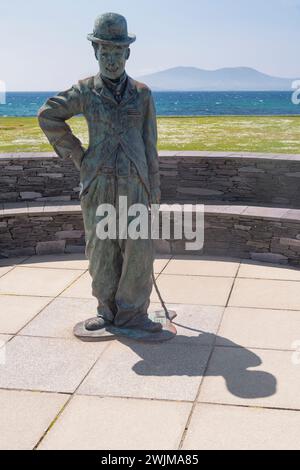 Irlanda, Contea di Kerry, Penisola di Iveragh, Ring of Kerry, Waterville, statua di Charlie Chaplin che soggiornava qui regolarmente con la sua famiglia negli anni '1960 Foto Stock