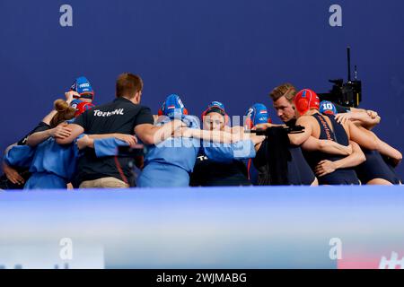 Doha, Qatar. 16 febbraio 2024. DOHA, QATAR - 16 FEBBRAIO: Squadra dei Paesi Bassi durante la partita di qualificazione femminile di pallanuoto 5°-6° posto tra Australia e Paesi Bassi ai Campionati mondiali di aquatics di Doha 2024 all'Aspire Dome il 16 febbraio 2024 a Doha, Qatar. (Foto di MTB-Photo/BSR Agency) credito: BSR Agency/Alamy Live News Foto Stock