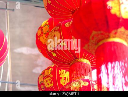 Le tradizionali lanterne rosse cinesi appese davanti alla casa della gente per il nuovo anno lunare, Jiangmen, provincia del Guangdong della Cina meridionale. Foto Stock