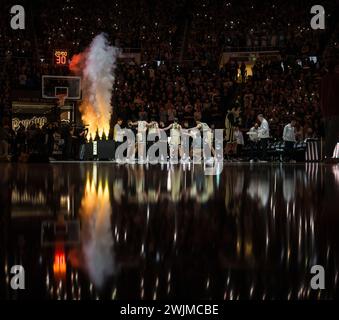 West Lafayette, Indiana, Stati Uniti. 15 febbraio 2024. La squadra Purdue si riunisce prima della partita di basket NCAA menÃs tra i Minnesota Golden Gophers e i Purdue Boilermakers, giovedì 15 febbraio 2024, alla Mackey Arena di West Lafayette, Ind (Credit Image: © David Wegiel/ZUMA Press Wire) SOLO PER USO EDITORIALE! Non per USO commerciale! Foto Stock