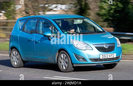 Milton Keynes, UK-13 febbraio 2024: 2012 auto blu Vauxhall Meriva che guida su una strada inglese Foto Stock