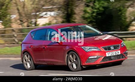 Milton Keynes, UK-13 febbraio 2024: 2020 auto Seat Leon rossa che guida su una strada inglese Foto Stock