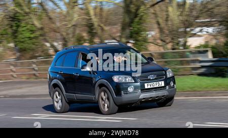 Milton Keynes, UK-13 febbraio 2024: 2010 auto CHEVROLET CAPTIVA nera con motore diesel su una strada inglese Foto Stock