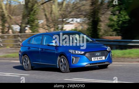 Milton Keynes, UK-13 febbraio 2024: 2018 auto ibrida elettrica Hyundai Ioniq blu che guida su una strada inglese Foto Stock