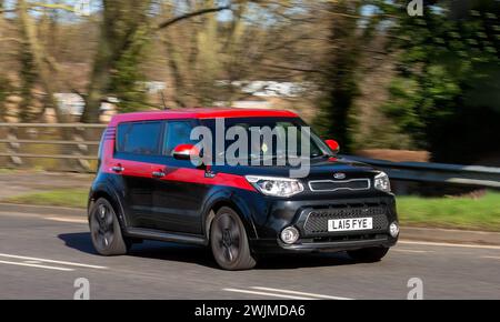 Milton Keynes, Regno Unito-13 febbraio 2024: 2015 auto Kia Soul nera e rossa su una strada inglese Foto Stock