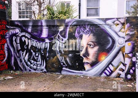 Graffiti Street art raffiguranti Alien ed Ellen Ripley (Sigourney Weaver) a Trafalgar Lane Brighton, East Sussex, Inghilterra, Regno Unito, febbraio 2024 Foto Stock