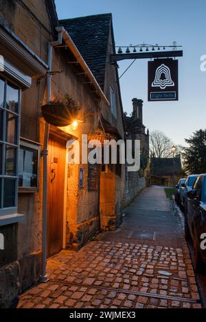 Eight Bells Inn lungo Church Street. Chipping Campden, Cotswolds, Gloucestershire, Inghilterra Foto Stock