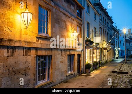 Covent Garden Academy of Flowers, lungo la strada principale all'alba. Chipping Campden, Cotswolds, Gloucestershire, Inghilterra Foto Stock