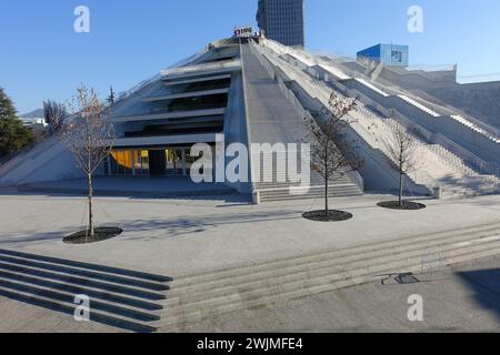 La piramide costruita da Enver Hoxha nel centro di Tirana è stata trasformata in un centro commerciale Foto Stock