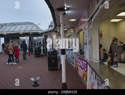 Chioschi fast food tradizionali sul molo di Brighton in inverno Foto Stock