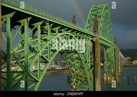 Yaquina Bay Bridge con arcobaleno, Pacific Coast Scenic Byway, Newport, Oregon Foto Stock