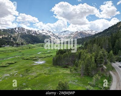 Una vista aerea di una strada in un paesaggio verde in montagna Foto Stock