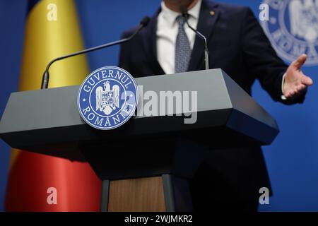 Bucarest, Romania - 16 febbraio 2024: Dettagli con il logo del governo rumeno durante una conferenza stampa tenuta da un ministro o un politico. Foto Stock