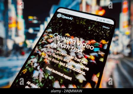 In questa immagine, la home page di Sora, OpenAI video intelligenza artificiale viene visualizzata sullo schermo di uno smartphone. Foto Stock