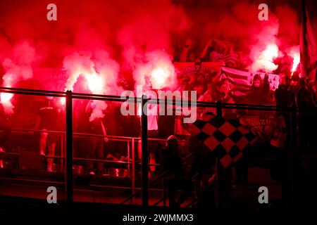 Milano, Italia. 15 febbraio 2024. I tifosi dello Stade Rennais FC brillano durante la partita di UEFA Europa League a Giuseppe Meazza, Milano. Il credito per immagini dovrebbe essere: Jonathan Moscrop/Sportimage Credit: Sportimage Ltd/Alamy Live News Foto Stock