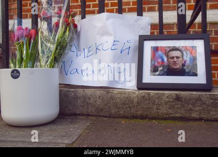Londra, Regno Unito. 16 febbraio 2024. I sostenitori di Alexei Navalny lasciano fiori fuori dall'ambasciata russa a Londra mentre il leader dell'opposizione muore in prigione in Russia. Crediti: Vuk Valcic/Alamy Live News Foto Stock