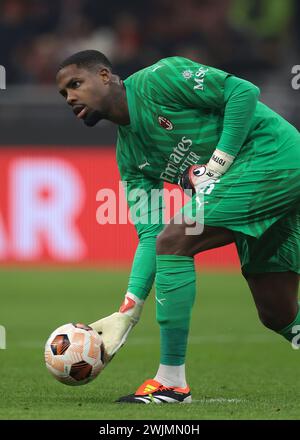 Milano, Italia. 15 febbraio 2024. Mike Maignan dell'AC Milan durante la partita di UEFA Europa League a Giuseppe Meazza, Milano. Il credito per immagini dovrebbe essere: Jonathan Moscrop/Sportimage Credit: Sportimage Ltd/Alamy Live News Foto Stock