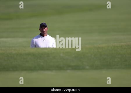 Pacific Palisades, California, Stati Uniti. 15 febbraio 2024. TIGER WOODS reagisce dopo aver giocato un colpo da un bunker greenside sulla terza buca durante il primo round del Genesis Invitational al Riviera Country Club nel Pacifico di Palisades, California (Credit Image: © Brenton TSE/ZUMA Press Wire) SOLO PER USO EDITORIALE! Non per USO commerciale! Foto Stock