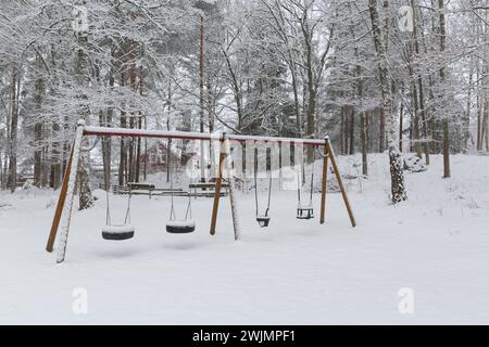 Un parco giochi in Svezia i febbraio, coperto di neve Foto Stock