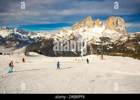 Vista di una stazione sciistica intorno al monte Sela, Selaronda, Dolomiti, Italia Foto Stock