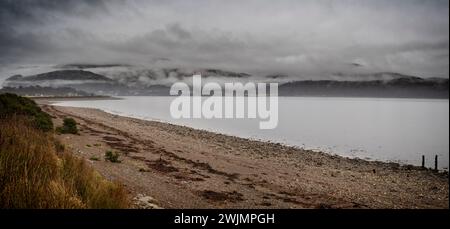 La vista sul lago Linnhe da Clo Mhuillin in una giornata drammatica. Questo, per me, è la Scozia al suo meglio, il tipo di tempo in cui si può immaginare Foto Stock