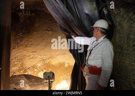 Energiewirtschaft in Deutschland. 22.07.2009, EU, DEU, Deutschland, Niedersachsen, Salzgitter: Eintrittsfeld von Zutrittsloesung bzw. Zulauf von Grubenwasser in der Hauptsammelstelle in der Kammer 3 fuer die Zutrittsgewaesser derzeit ca. 10500 litri auf der 658 metri Sohle im Bergwerk asse II Von hier wird das Wasser auf die 490 Meter Sohle in Zwischenspeicher gepumpt. Im ehemaligen Salzbergwerk und jetzigen Forschungsbergwerk asse II wurde offiziel schwach und mittelradioaktiver Abfall eingelagert. Der Grossteil des eingelagerten Atommuells stammt von den heutigen Kernkraftwerksbetreibern E.. Foto Stock