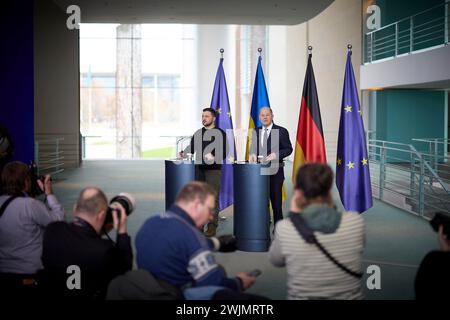 Berlino, Germania. 16 febbraio 2024. Il cancelliere tedesco Olaf Schotz, a destra, risponde a una domanda durante una conferenza stampa congiunta con il presidente ucraino Volodymyr Zelenskyy, a sinistra, presso la Cancelleria federale, 16 febbraio 2024 a Berlino, Ucraina. Credito: Pool Photo/Ufficio Stampa Presidenziale ucraino/Alamy Live News Foto Stock