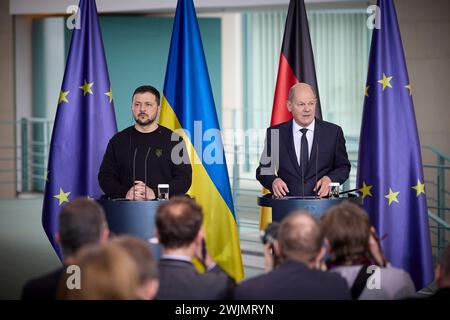 Berlino, Germania. 16 febbraio 2024. Il cancelliere tedesco Olaf Schotz, a destra, risponde a una domanda durante una conferenza stampa congiunta con il presidente ucraino Volodymyr Zelenskyy, a sinistra, presso la Cancelleria federale, 16 febbraio 2024 a Berlino, Ucraina. Credito: Pool Photo/Ufficio Stampa Presidenziale ucraino/Alamy Live News Foto Stock
